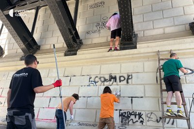 Під музику з валиками: волонтери провели суботник під мостом Кацебу в Одесі Під музику з валиками: волонтери провели суботник під мостом Кацебу в Одесі
