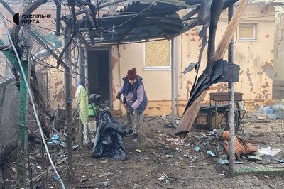 Вибило вікна, згорнулися в гармошку двері: фото наслідків нічної атаки БпЛА на Одесу Вибило вікна, згорнулися в гармошку двері: фото наслідків нічної атаки БпЛА на Одесу