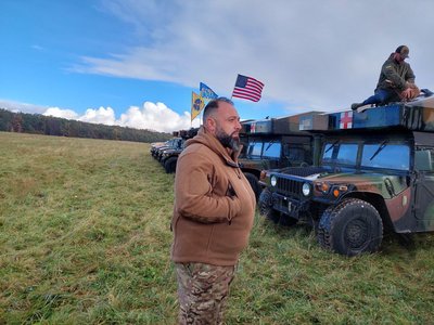 На Львівщину привезли 10 "Хаммерів" від американських благодійників для ЗСУ На Львівщину привезли 10 "Хаммерів" від американських благодійників для ЗСУ