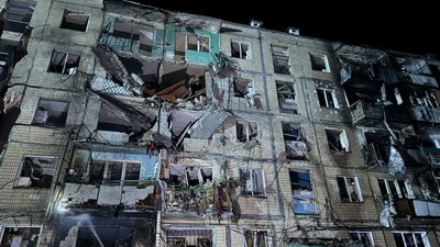 Росіяни вдарили КАБами по Харкову: один влучив у багатоповерхівку, є постраждалі