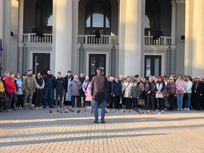 Роковини удару по драмтеатру в Маріуполі. Головні новини Донецької та Луганської областей 16 березня 2026 року Роковини удару по драмтеатру в Маріуполі. Головні новини Донецької та Луганської областей 16 березня 2026 року