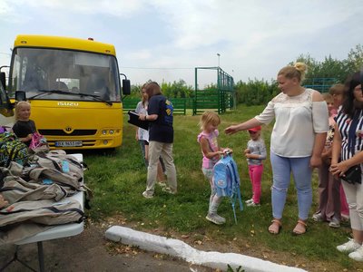 На Хмельниччині благодійники подарували дітям портфелі з канцеляріями