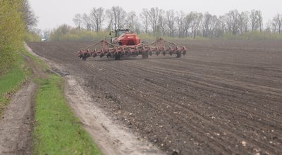 Посівна під сирени: як тривоги сповільнюють роботу аграріїв на Черкащині Посівна під сирени: як тривоги сповільнюють роботу аграріїв на Черкащині