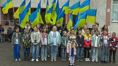Під час відкриття учні, вчителі та рідні героїв провели мітинг, аби вшанувати памʼять захисників Під час відкриття учні, вчителі та рідні героїв провели мітинг, аби вшанувати памʼять захисників