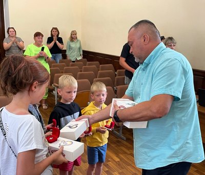 "Батьківське серце": на Черкащині дітям загиблих захисників вручили обереги "Батьківське серце": на Черкащині дітям загиблих захисників вручили обереги