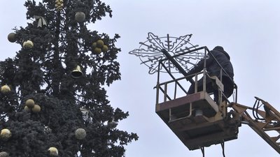 На центральній площі Луцька вбирають до свят ялинки На центральній площі Луцька вбирають до свят ялинки