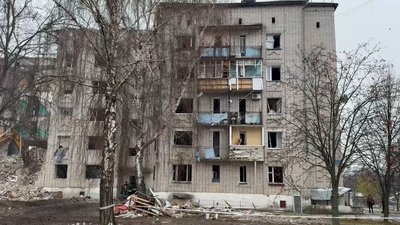 Загинули дорослі та дитина: у Глухові на Сумщині тривають аварійно-рятувальні роботи через атаку армії РФ Загинули дорослі та дитина: у Глухові на Сумщині тривають аварійно-рятувальні роботи через атаку армії РФ