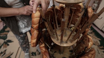 Роблять на похорон, щоби віддати шану: як у селах Буковини зберігають традицію поминального деревця | "Жива спадщина" Роблять на похорон, щоби віддати шану: як у селах Буковини зберігають традицію поминального деревця | "Жива спадщина"