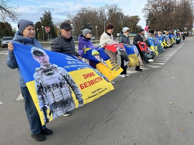"Хочу, щоб він побачив своїх онуків": у місті на Черкащині відбулася акція на підтримку зниклих безвісти і полонених "Хочу, щоб він побачив своїх онуків": у місті на Черкащині відбулася акція на підтримку зниклих безвісти і полонених