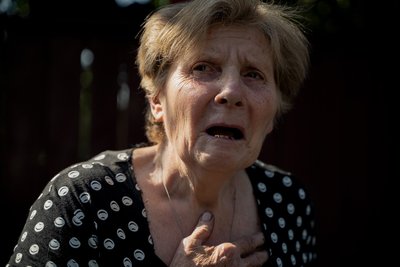 місцева жителька плаче, коли евакуаційна машина підʼїжджає до її будинку, евакуація з Торецька, Донеччина, 6 липня 2024 року місцева жителька плаче, коли евакуаційна машина підʼїжджає до її будинку, евакуація з Торецька, Донеччина, 6 липня 2024 року