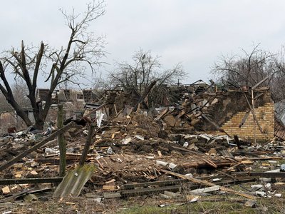 "Ми зрозуміли, що він полює на нас". Знімальну групу Суспільного під час роботи у прифронтовому селищі переслідував дрон "Ми зрозуміли, що він полює на нас". Знімальну групу Суспільного під час роботи у прифронтовому селищі переслідував дрон