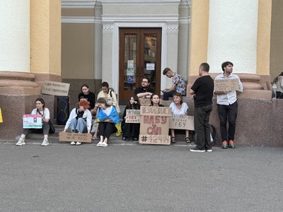 У Полтаві люди втретє вийшли на мирний мітинг проти закону, який нівелює незалежність НАБУ та САП У Полтаві люди втретє вийшли на мирний мітинг проти закону, який нівелює незалежність НАБУ та САП