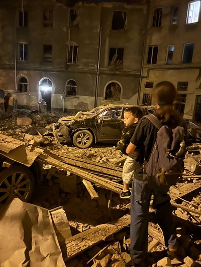 "Мої діти — воїни": історія родини зі Львова, яка врятувалася з будинку, куди влучила ракета "Мої діти — воїни": історія родини зі Львова, яка врятувалася з будинку, куди влучила ракета