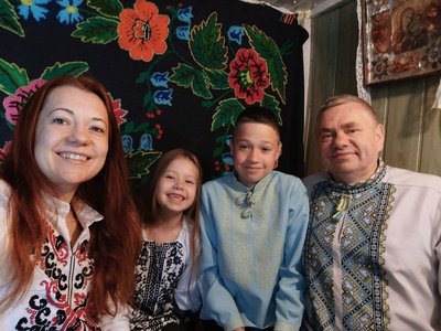 Вишиває на зустрічах і в чергах: історія житомирянки про своє захоплення Вишиває на зустрічах і в чергах: історія житомирянки про своє захоплення