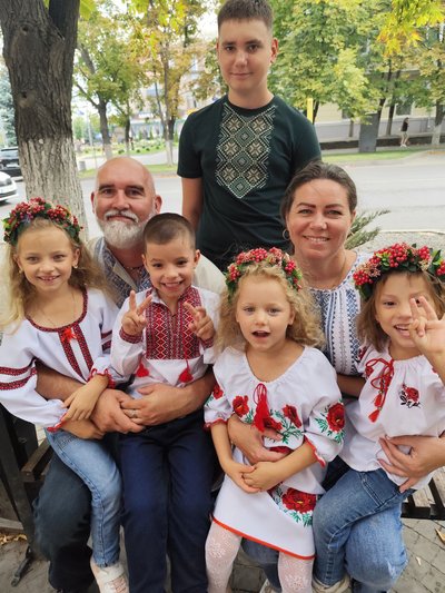 «Вони вилікують вас, а ви врятуєте їх»: історія родини з Луганщини, яка всиновила чотирьох дітей після загибелі сина «Вони вилікують вас, а ви врятуєте їх»: історія родини з Луганщини, яка всиновила чотирьох дітей після загибелі сина