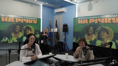 Яна Халамандра та Вікторія Обламська створюють власні музичні треки і кліпи для них Яна Халамандра та Вікторія Обламська створюють власні музичні треки і кліпи для них