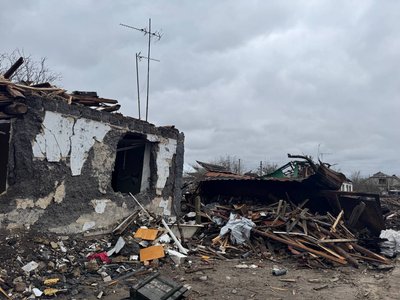 Наслідки обстрілу Коростеня: як відновлюють житло та яку допомогу отримують жителі Наслідки обстрілу Коростеня: як відновлюють житло та яку допомогу отримують жителі