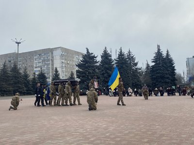 У Південноукраїнську жителі попрощались з військовим Володимиром Костюкевичем У Південноукраїнську жителі попрощались з військовим Володимиром Костюкевичем