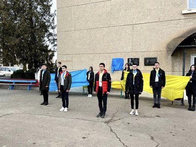 На Одещині відкрили меморіальну дошку на честь загиблого сержанта На Одещині відкрили меморіальну дошку на честь загиблого сержанта