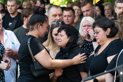 В Ужгороді попрощалися з полеглим захисником 38-річним Юрієм Черяником В Ужгороді попрощалися з полеглим захисником 38-річним Юрієм Черяником