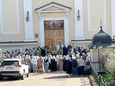 Люди на території Свято-Духівського собору Люди на території Свято-Духівського собору