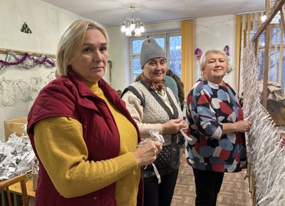 "Не зупинялись ні на день": у Хусті волонтери четвертий рік плетуть маскувальні сітки й кікімори "Не зупинялись ні на день": у Хусті волонтери четвертий рік плетуть маскувальні сітки й кікімори