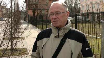 Під під'їздами багатоповерхівки у Чернігові цілий рік стоїть вода: хто та як має розв'язати цю проблему