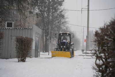 У Харкові розчищають дорогу під час снігопаду 11 січня 2026 року У Харкові розчищають дорогу під час снігопаду 11 січня 2026 року
