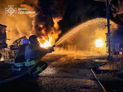 Армія РФ атакувала "шахедами" Одещину: є влучання у пʼятиповерхівку та пошкодження портової інфраструктури Армія РФ атакувала "шахедами" Одещину: є влучання у пʼятиповерхівку та пошкодження портової інфраструктури