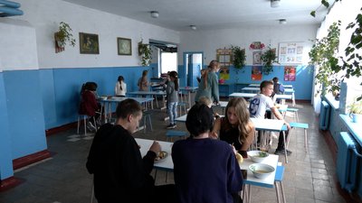 "Друге життя прожила б у Кудрівці": як переселенка у якої вісім дітей переїхала до Кудрівки "Друге життя прожила б у Кудрівці": як переселенка у якої вісім дітей переїхала до Кудрівки