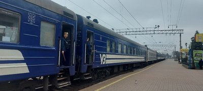 Кібератака на Укрзалізницю: хмельничани стоять у чергах на вокзалі Кібератака на Укрзалізницю: хмельничани стоять у чергах на вокзалі