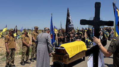 Назавжди 35: у Миколаєві попрощались з нацгвардійцем, який 10 місяців вважався зниклим безвісти Назавжди 35: у Миколаєві попрощались з нацгвардійцем, який 10 місяців вважався зниклим безвісти