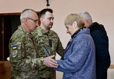 Пройшов бої на Донеччині: Сирський посмертно нагородив захисника "Комбатанським хрестом" Пройшов бої на Донеччині: Сирський посмертно нагородив захисника "Комбатанським хрестом"