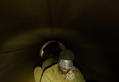 Полоненого військового РФ везуть газовою трубою Полоненого військового РФ везуть газовою трубою