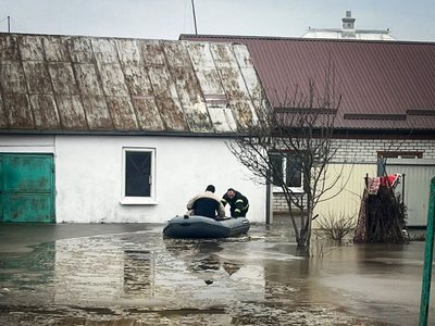У Васищевому рятувальники на човні вивезли людей з підтопленого подвір'я У Васищевому рятувальники на човні вивезли людей з підтопленого подвір'я