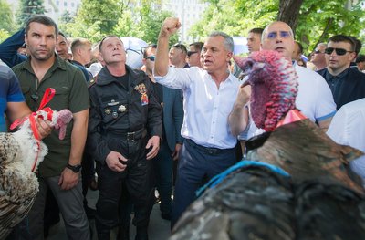 Лідер Демократичної партії Молдови та фактичний лідер країни Володимир Плахотнюк, поруч із в.о. президента Молдови Павелом Філіпом (праворуч) у Кишиневі, 9 червня 2019 року Лідер Демократичної партії Молдови та фактичний лідер країни Володимир Плахотнюк, поруч із в.о. президента Молдови Павелом Філіпом (праворуч) у Кишиневі, 9 червня 2019 року