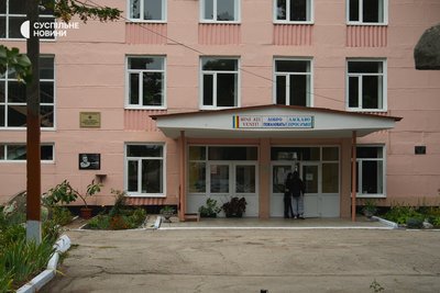 Ліцей імені Василя Сухомлинського — один з небагатьох навчальних закладів Молдови, де викладають українську мову, літературу та історію України. Єдинці, Молдова, 24 вересня 2025 року Ліцей імені Василя Сухомлинського — один з небагатьох навчальних закладів Молдови, де викладають українську мову, літературу та історію України. Єдинці, Молдова, 24 вересня 2025 року