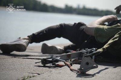 Із Дніпра підняли тіло хлопця, який через обрив троса зірвався з канатної дороги Із Дніпра підняли тіло хлопця, який через обрив троса зірвався з канатної дороги