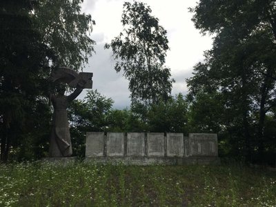 Пам'ятник в селі Ганнусівка на Франківщині Пам'ятник в селі Ганнусівка на Франківщині