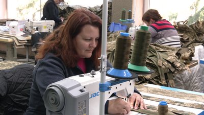 У релокованому на Рівненщину цеху шиють баули і рюкзаки для ЗСУ У релокованому на Рівненщину цеху шиють баули і рюкзаки для ЗСУ