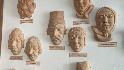 Маски на Чернігівщині: чоловік зробив 38 керамічних масок за твором Гоголя Маски на Чернігівщині: чоловік зробив 38 керамічних масок за твором Гоголя