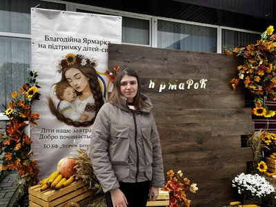 Співорганізаторка Христина Грицак, ярмарок, діти-сироти, Бурштин Співорганізаторка Христина Грицак, ярмарок, діти-сироти, Бурштин