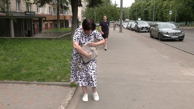 Жінка в якої, за легендою, мають вкрасти сумку Жінка в якої, за легендою, мають вкрасти сумку
