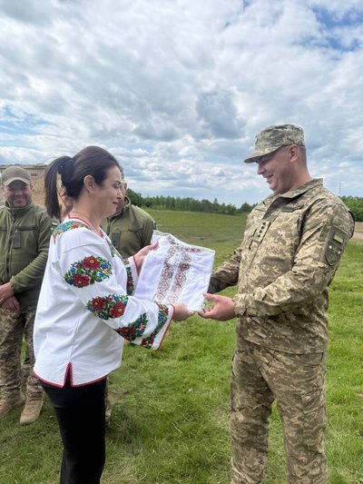 На Буковині військовим, які проходять ротацію подарували вишиванки На Буковині військовим, які проходять ротацію подарували вишиванки