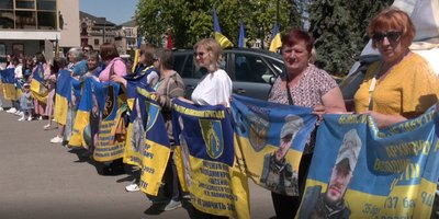 Майже 100 авто і 12 байків: у Луцьку відбувся автопробіг на підтримку військовополонених Майже 100 авто і 12 байків: у Луцьку відбувся автопробіг на підтримку військовополонених
