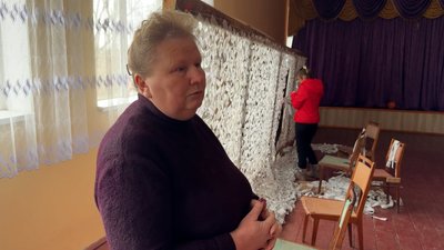 "Корінецькі шовкопряди": як жителі одного з старостатів на Чернігівщині плетуть сітки та шиють для військових "Корінецькі шовкопряди": як жителі одного з старостатів на Чернігівщині плетуть сітки та шиють для військових