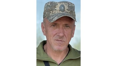 На Чернігівщині в останню путь провели трьох бійців ЗСУ — Сергія Чайковського, Олександра Лукаша та Андрія Хмелюка На Чернігівщині в останню путь провели трьох бійців ЗСУ — Сергія Чайковського, Олександра Лукаша та Андрія Хмелюка