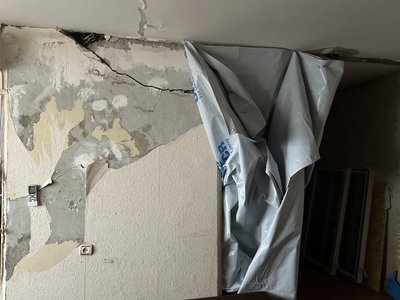 Мешканці будинку на Баленка, 7А, у Полтаві живуть в аварійному під’їзді після обстрілу 1 лютого 2025-го Мешканці будинку на Баленка, 7А, у Полтаві живуть в аварійному під’їзді після обстрілу 1 лютого 2025-го
