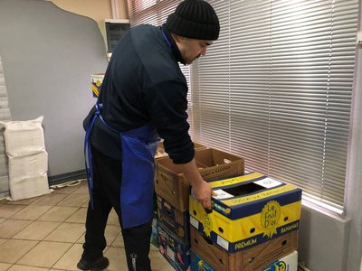 "Відкрийте і скоштуйте!": на Миколаївщині чоловік робить консервацію для військових "Відкрийте і скоштуйте!": на Миколаївщині чоловік робить консервацію для військових