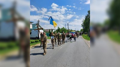 На Чернігівщині попрощалися з військовим ЗСУ Сергієм Парфенцовим На Чернігівщині попрощалися з військовим ЗСУ Сергієм Парфенцовим